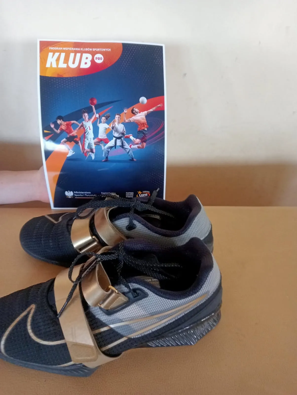 Buty do podnoszenia ciężarów i materiały programu Klub Pro