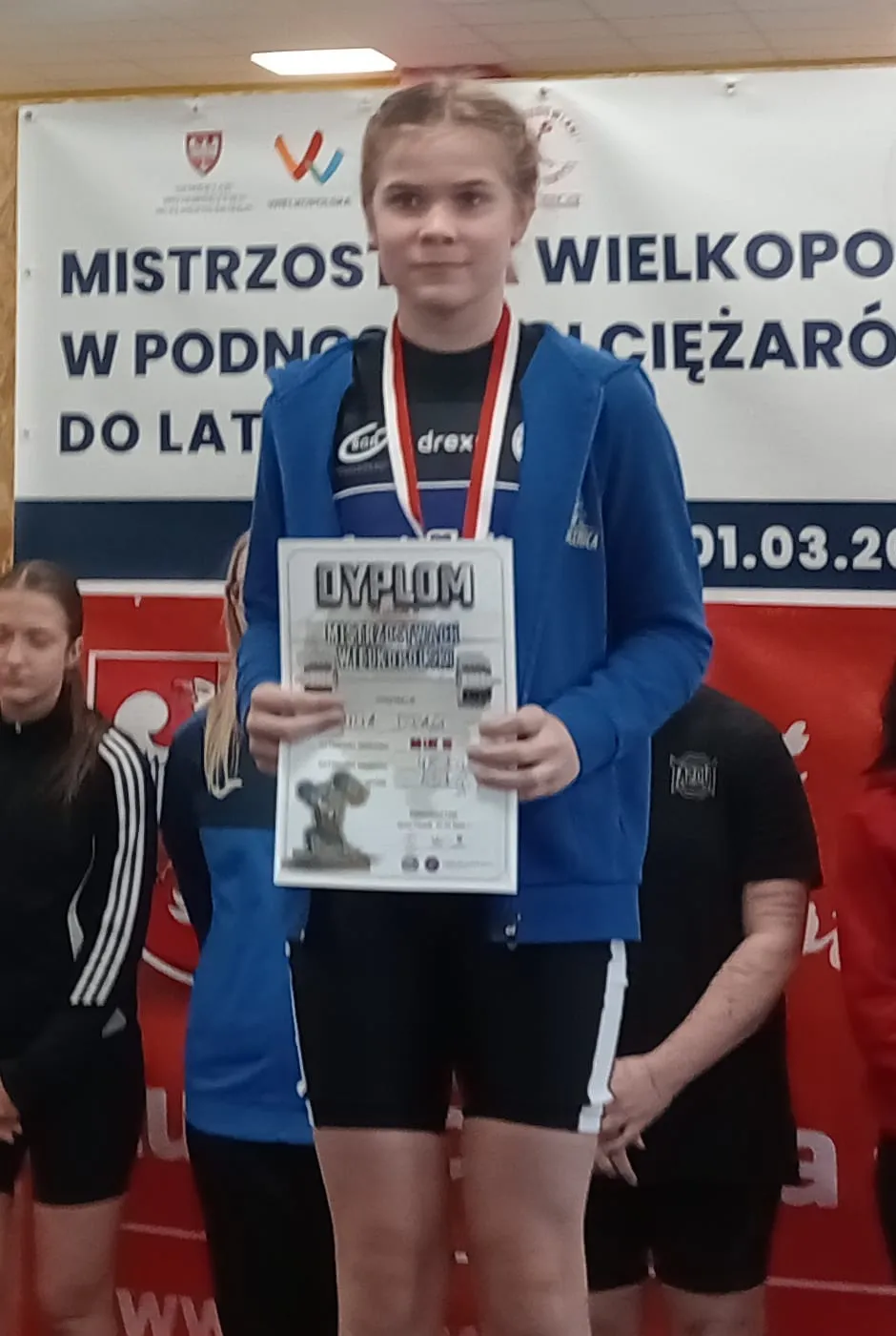 Julia Drąg na podium ze złotym medalem Mistrzostw Wielkopolski